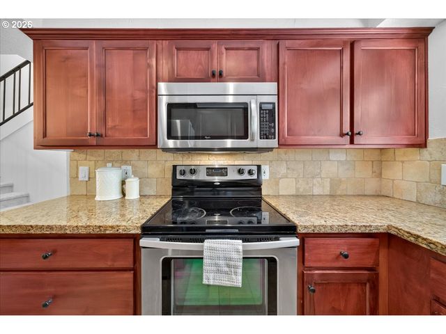 627 N HAYDEN BAY Dr 14, Portland, OR 97217