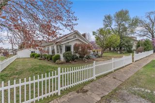 105 SE 4th Avenue, Gravette, AR 72736