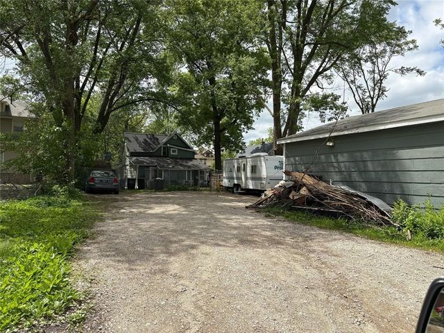 1319 E 9th Street, Des Moines, IA 50316