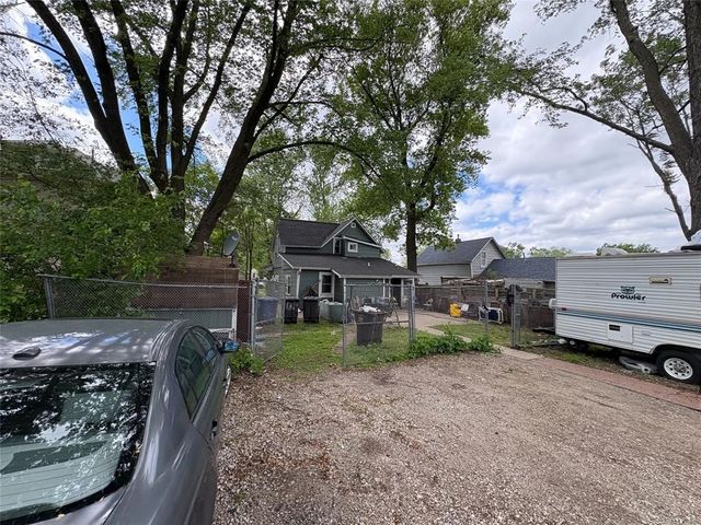 1319 E 9th Street, Des Moines, IA 50316