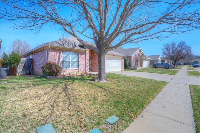 8729 Lake Meadows Lane, Fort Worth, TX 76053