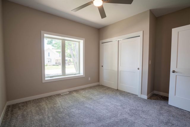 617 4th St, Dike, IA 50624