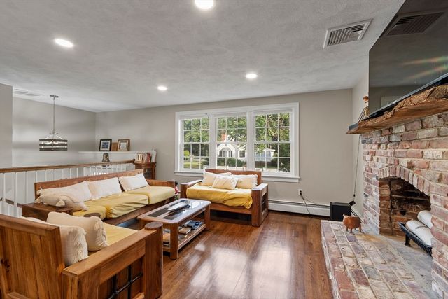 25 Glenwood Rd, Tewksbury, MA 01876