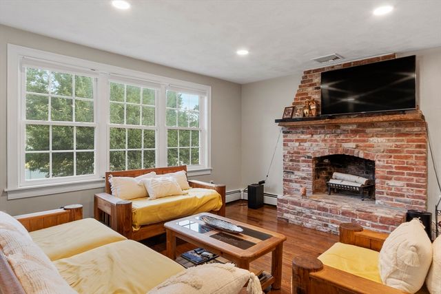 25 Glenwood Rd, Tewksbury, MA 01876