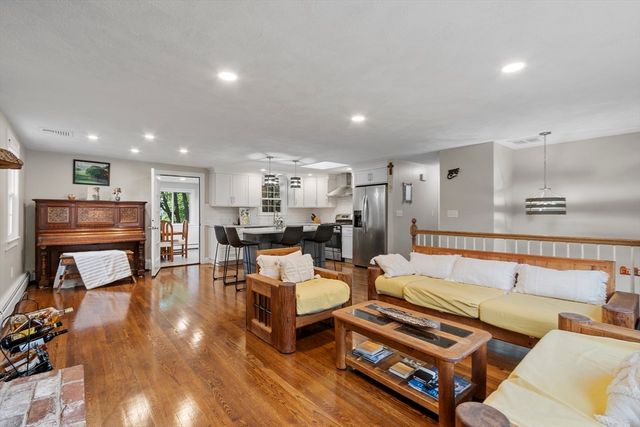 25 Glenwood Rd, Tewksbury, MA 01876