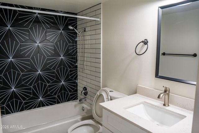 2923 N 38TH Street, Phoenix, AZ 85018