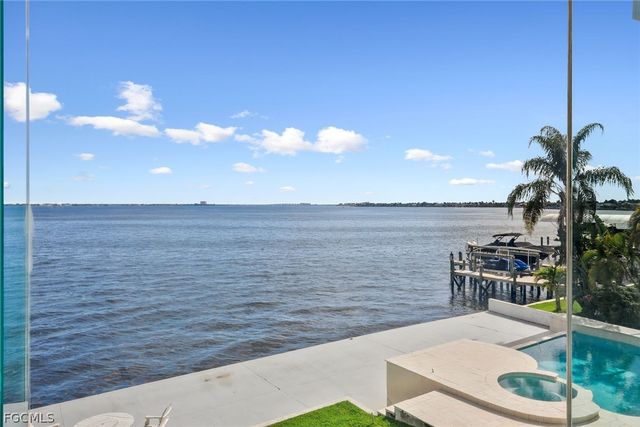 2302 SE 28th ST, Cape Coral, FL 33904