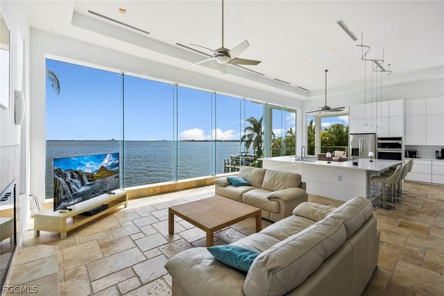 2302 SE 28th ST, Cape Coral, FL 33904