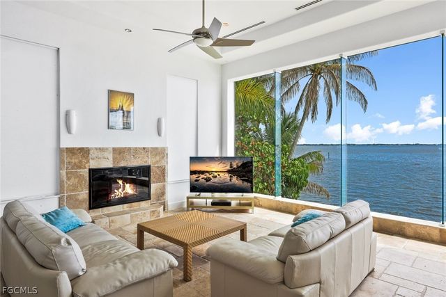 2302 SE 28th ST, Cape Coral, FL 33904