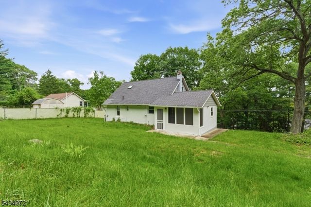 30 Chestnut Ter, Rockaway Boro, NJ 07866