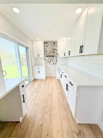 23027 Tuscany Avenue, Eastpointe, MI 48021