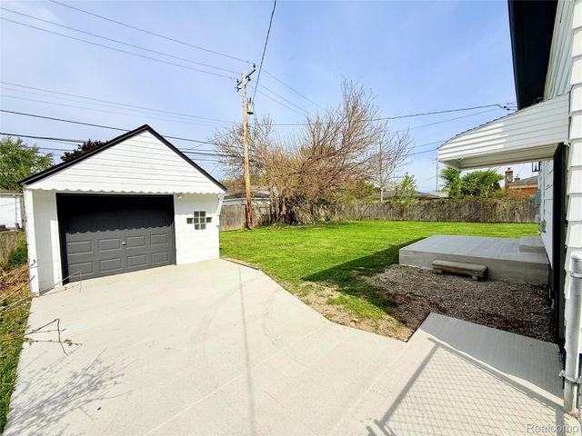23027 Tuscany Avenue, Eastpointe, MI 48021