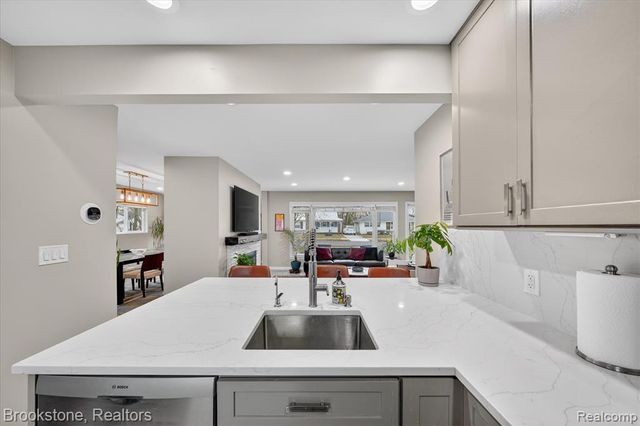 15636 Kirkshire Avenue, Beverly Hills, MI 48025