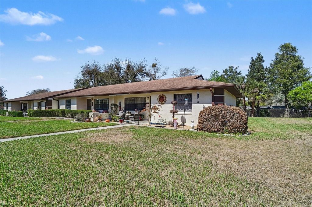 Image 2 of property listing at 12435 ORANGEWOOD CIRCLE, Tavares, FL 32778