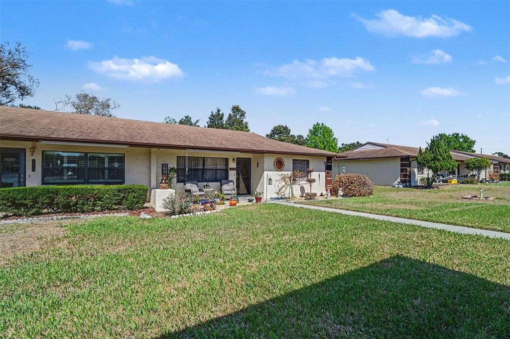 Image 3 of property listing at 12435 ORANGEWOOD CIRCLE, Tavares, FL 32778