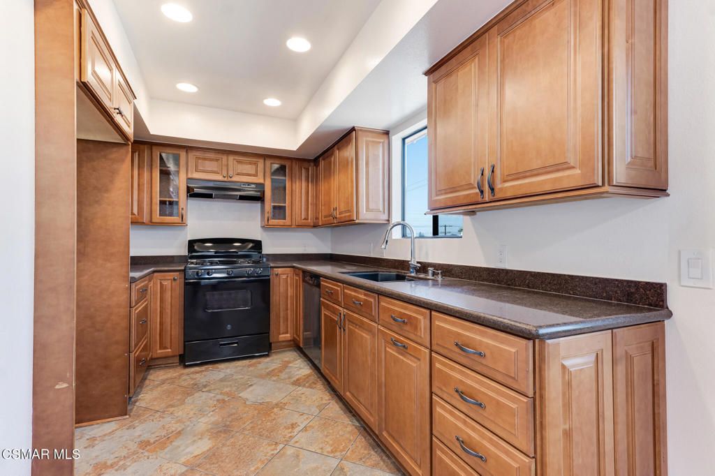 Image 13 of property listing at 8710 Independence Avenue 307, Canoga Park, CA 91304