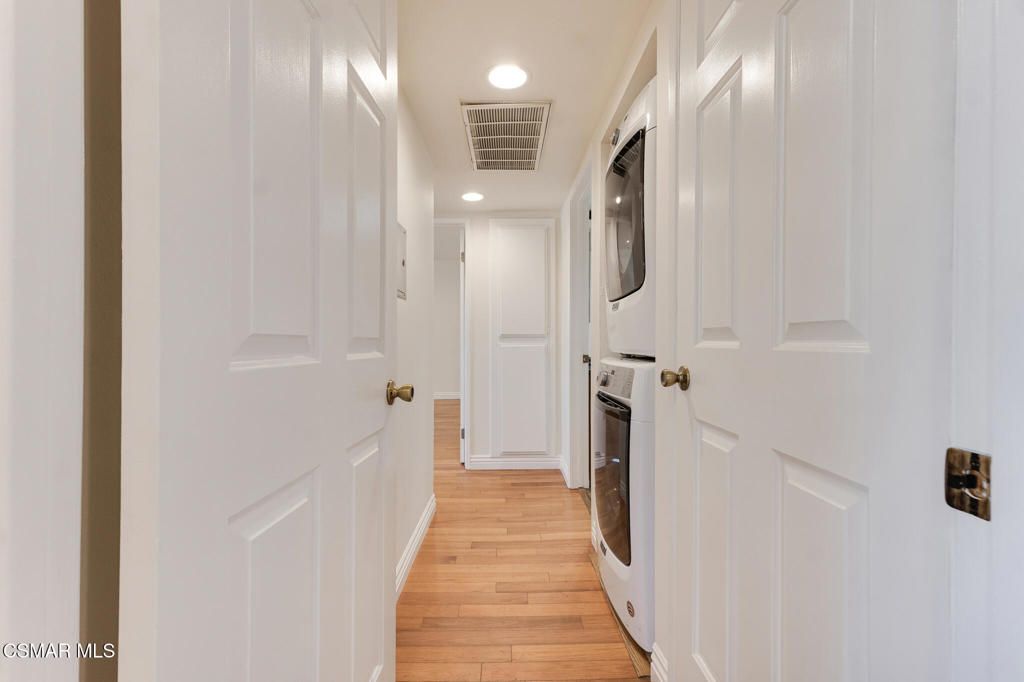 Image 17 of property listing at 8710 Independence Avenue 307, Canoga Park, CA 91304