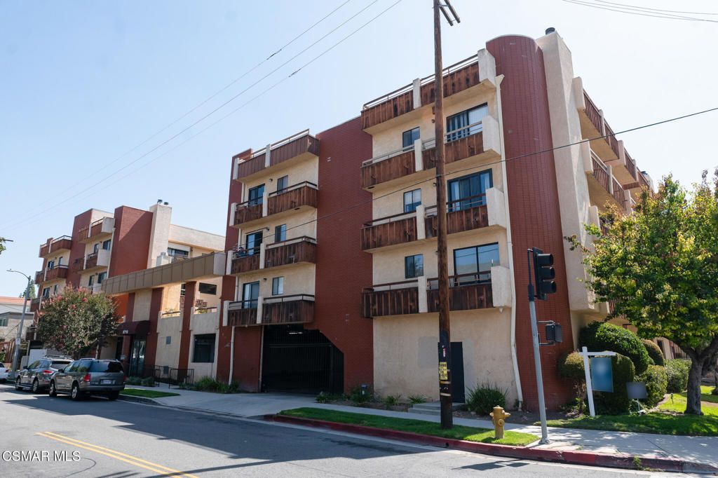 Image 2 of property listing at 8710 Independence Avenue 307, Canoga Park, CA 91304