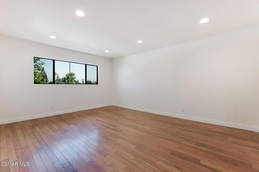 Image 25 of property listing at 8710 Independence Avenue 307, Canoga Park, CA 91304