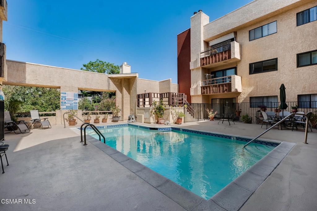 Image 29 of property listing at 8710 Independence Avenue 307, Canoga Park, CA 91304