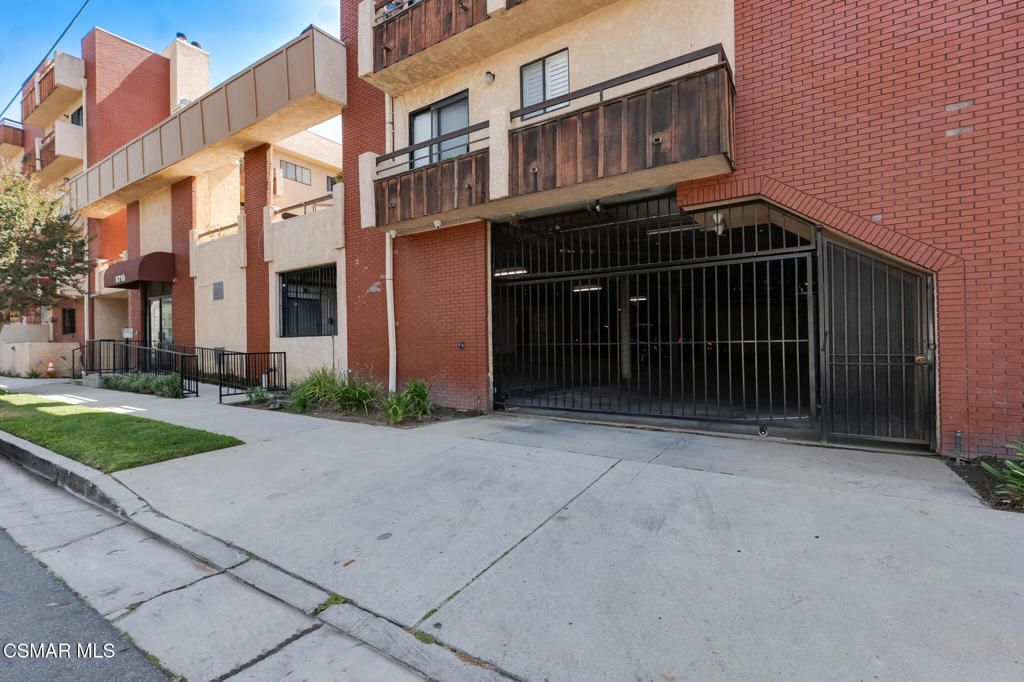 Image 32 of property listing at 8710 Independence Avenue 307, Canoga Park, CA 91304