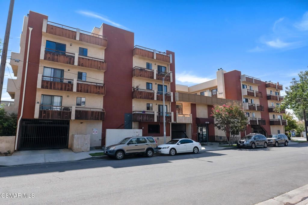 Image 36 of property listing at 8710 Independence Avenue 307, Canoga Park, CA 91304