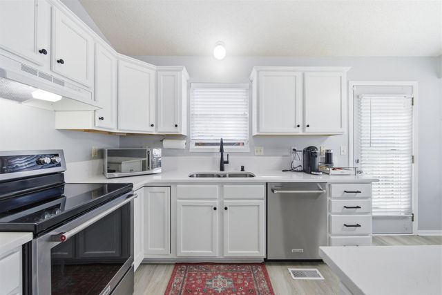 705 S Westview Cir, Andover, KS 67002