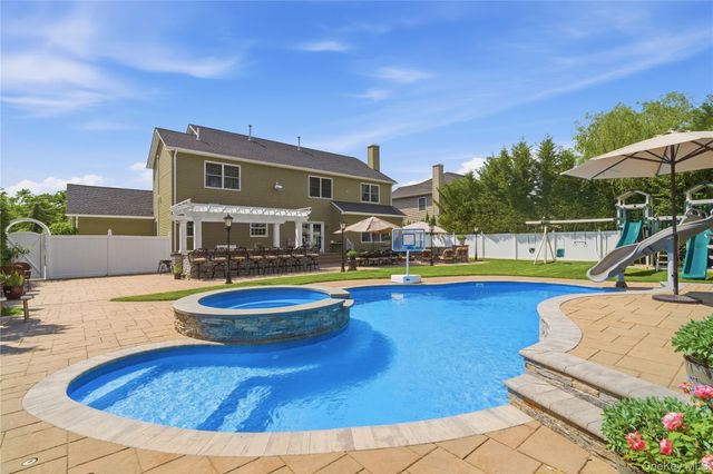 27 Davison Place, Rockville Centre, NY 11570