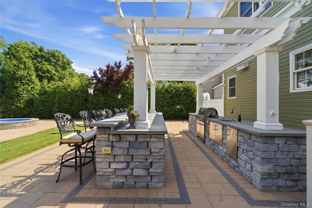 27 Davison Place, Rockville Centre, NY 11570