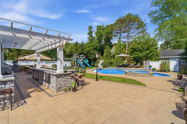 27 Davison Place, Rockville Centre, NY 11570