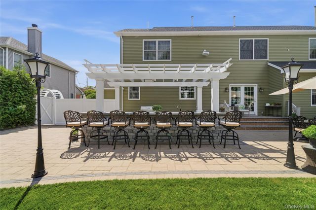 27 Davison Place, Rockville Centre, NY 11570