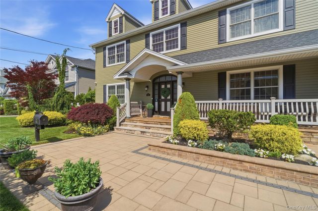 27 Davison Place, Rockville Centre, NY 11570