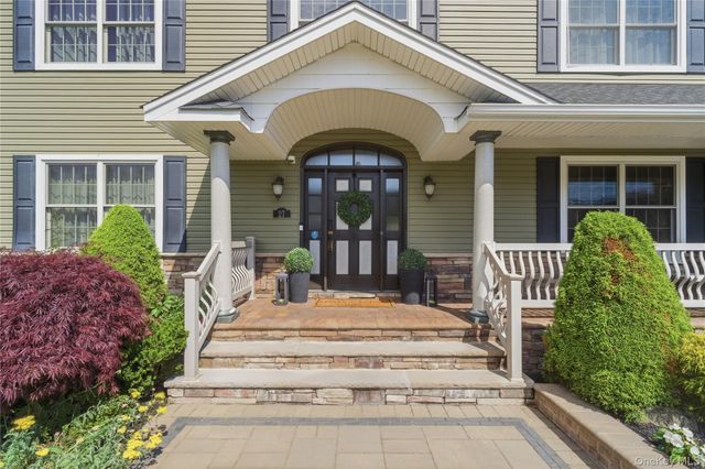 27 Davison Place, Rockville Centre, NY 11570