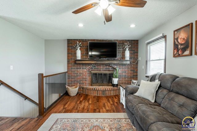 5130 NW Kendall DR, Topeka, KS 66618