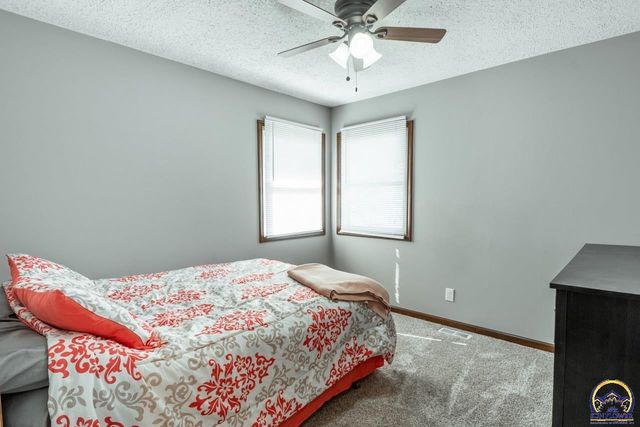 5130 NW Kendall DR, Topeka, KS 66618