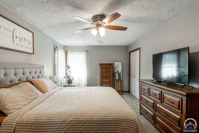 5130 NW Kendall DR, Topeka, KS 66618