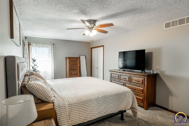 5130 NW Kendall DR, Topeka, KS 66618