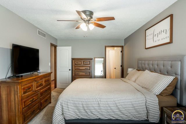 5130 NW Kendall DR, Topeka, KS 66618