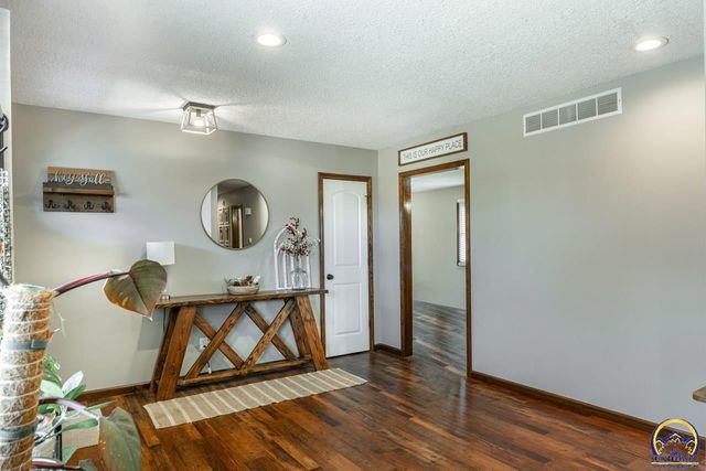 5130 NW Kendall DR, Topeka, KS 66618