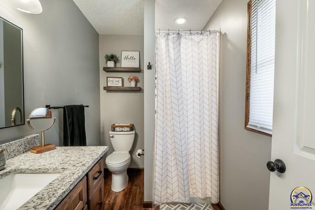 5130 NW Kendall DR, Topeka, KS 66618