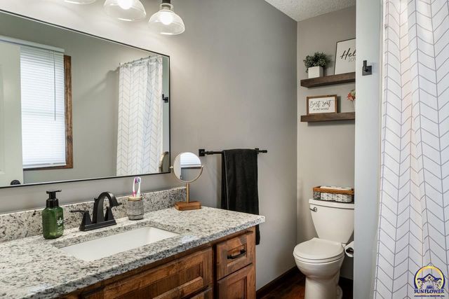 5130 NW Kendall DR, Topeka, KS 66618