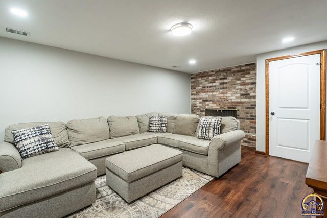 5130 NW Kendall DR, Topeka, KS 66618