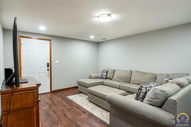 5130 NW Kendall DR, Topeka, KS 66618