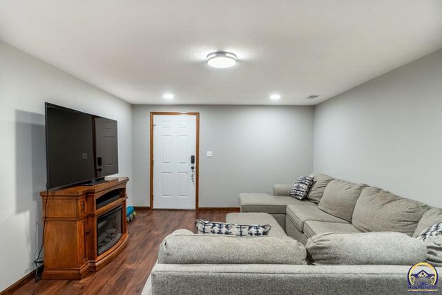 5130 NW Kendall DR, Topeka, KS 66618