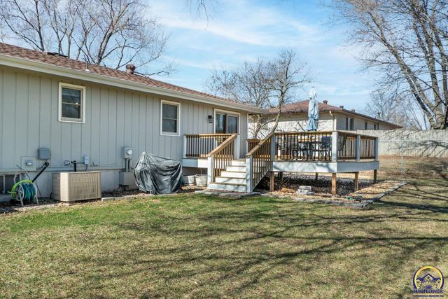 5130 NW Kendall DR, Topeka, KS 66618