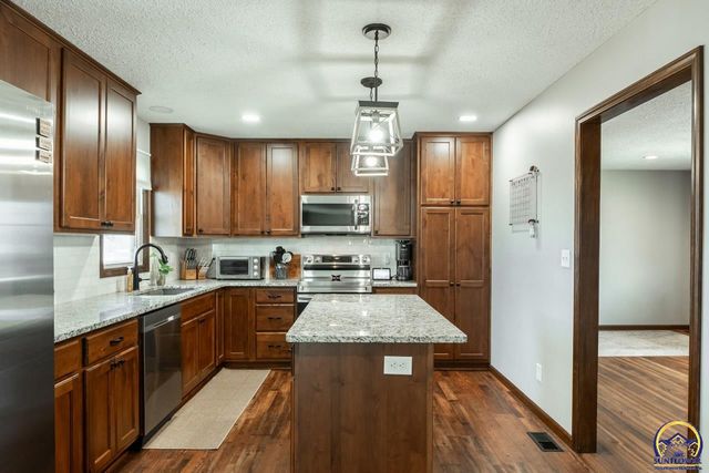 5130 NW Kendall DR, Topeka, KS 66618