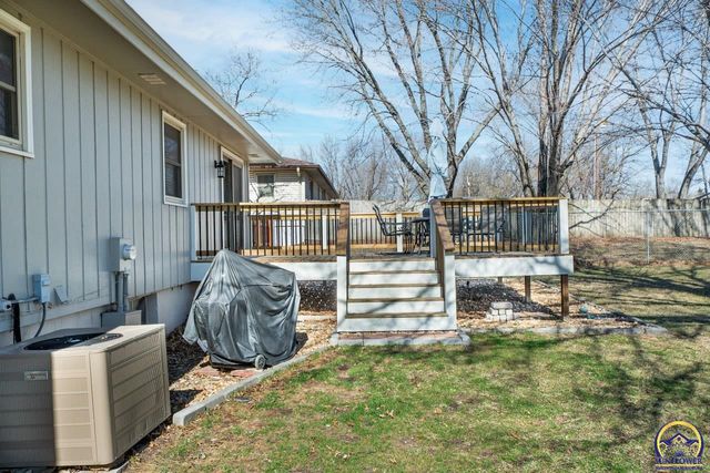 5130 NW Kendall DR, Topeka, KS 66618