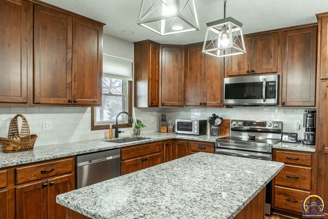 5130 NW Kendall DR, Topeka, KS 66618