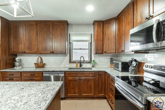 5130 NW Kendall DR, Topeka, KS 66618