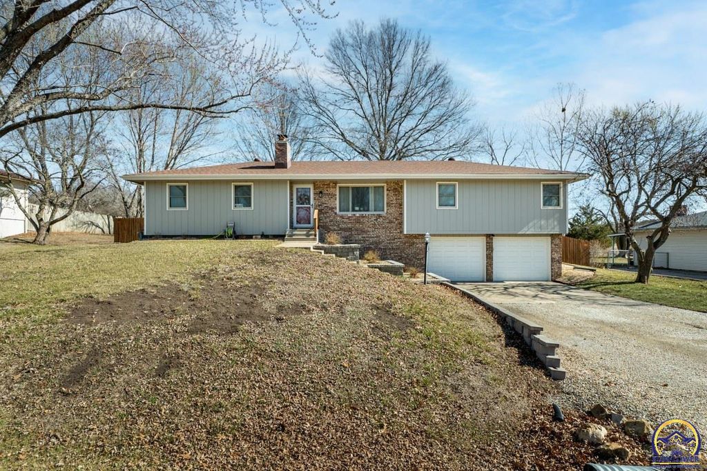 5130 NW Kendall DR, Topeka, KS 66618